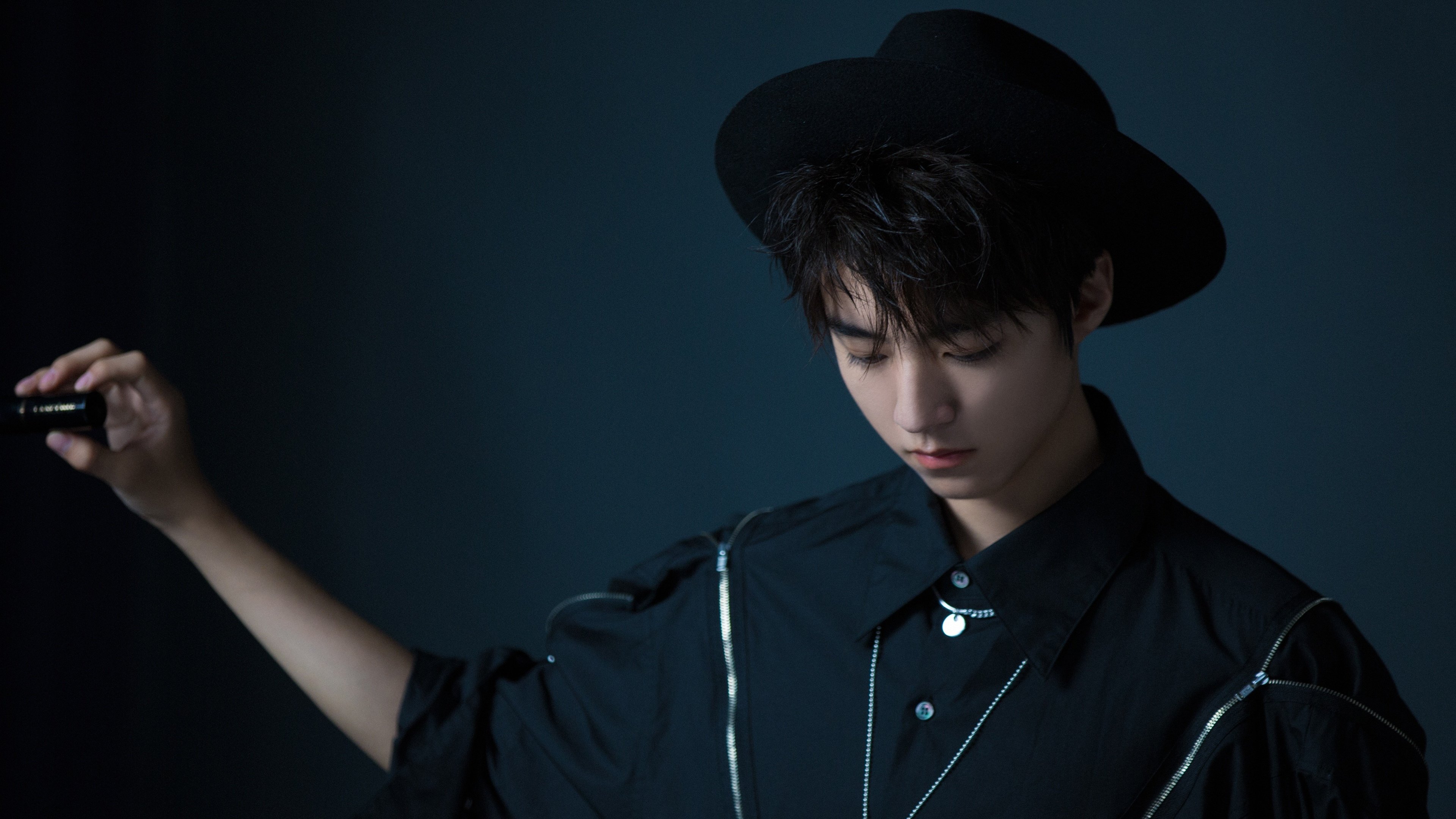 AYX体育-“德甲激烈角逐，冠军争夺逐渐白热化”，德甲锦集