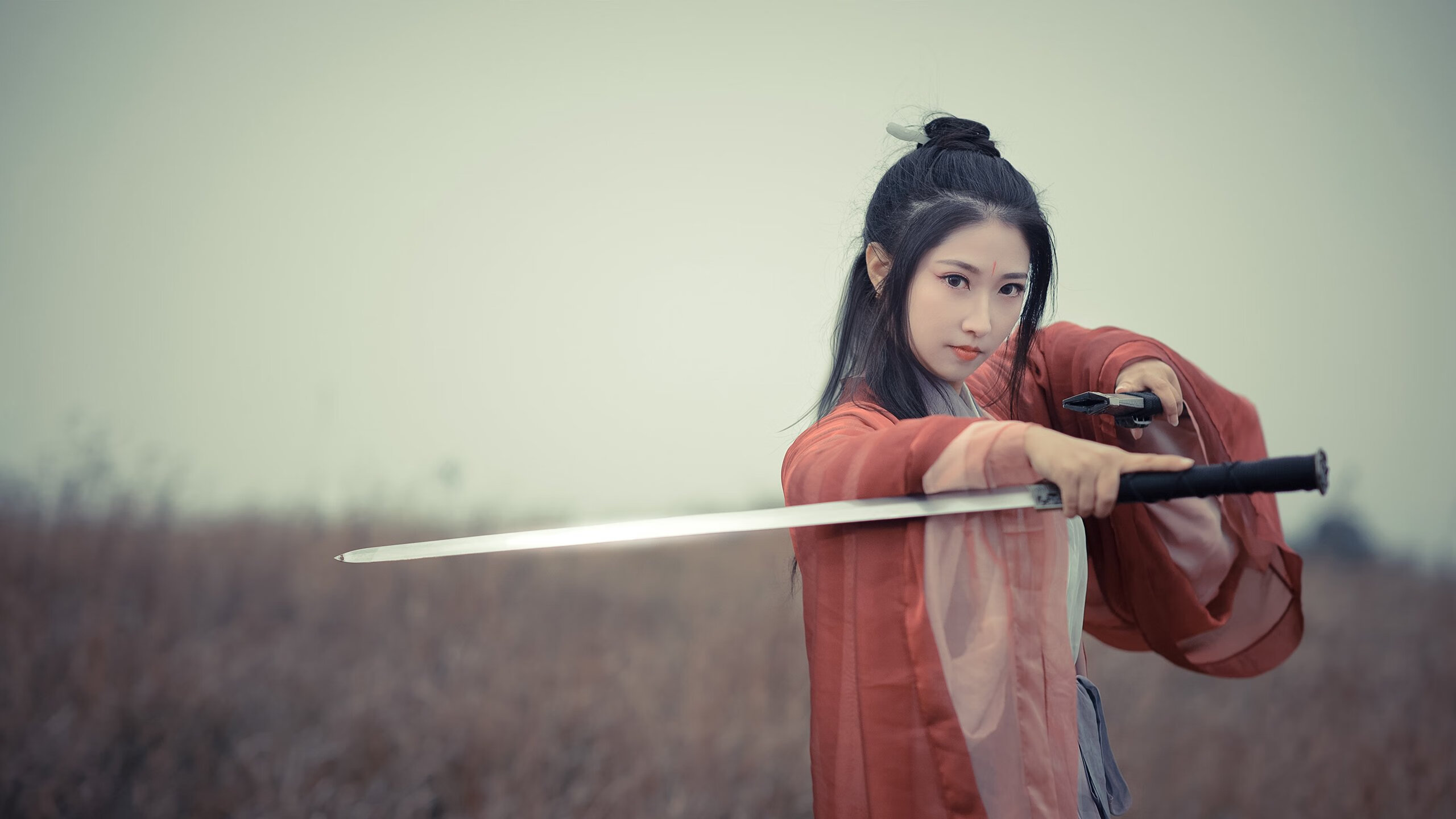 爱游戏娱乐平台-库兹马诺维奇在巴黎奥运会手球比赛中展现出高水平的扑救技巧，库兹马传球