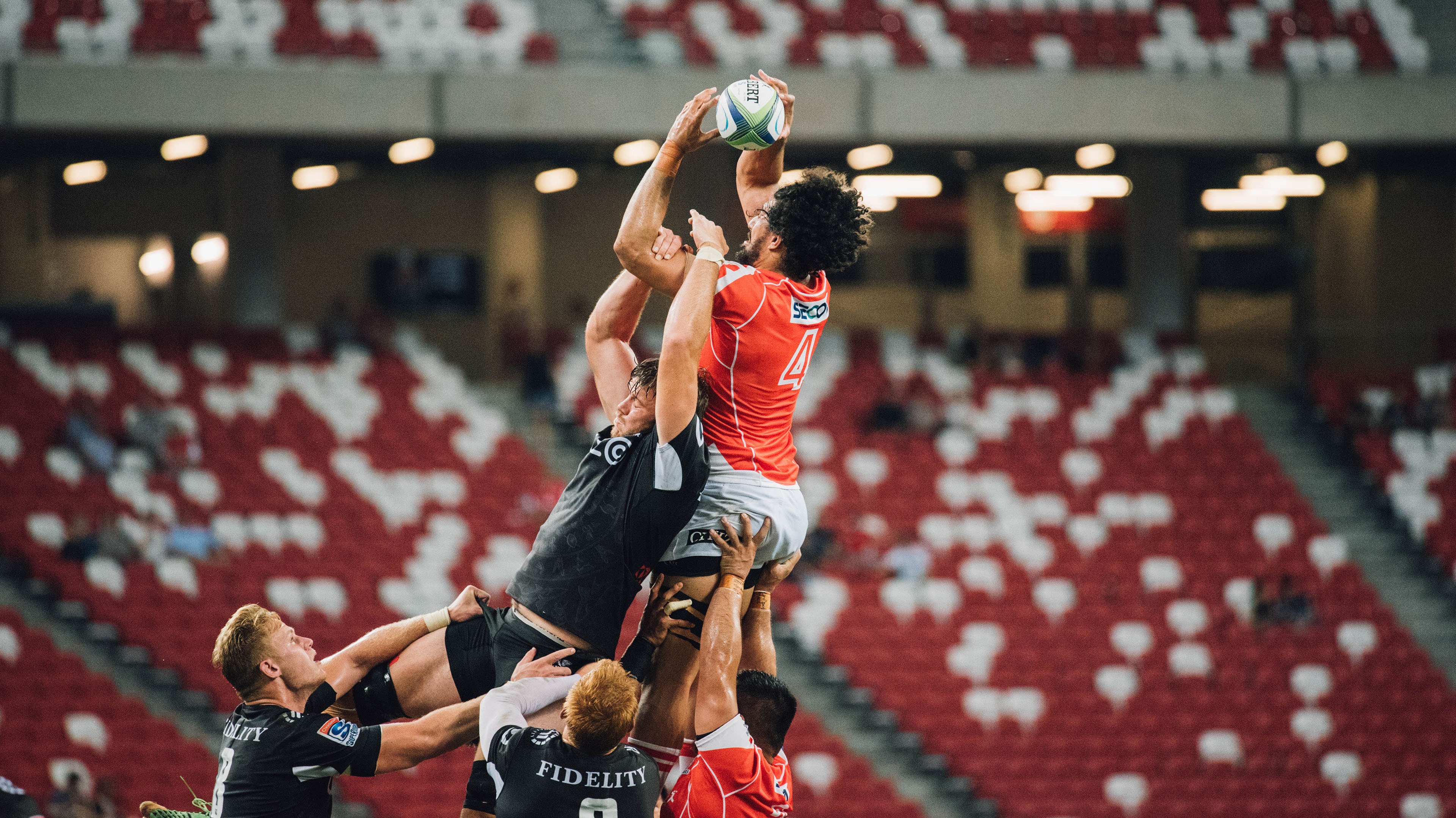 爱游戏娱乐平台-库兹马诺维奇在巴黎奥运会手球比赛中展现出高水平的扑救技巧,库兹马传球