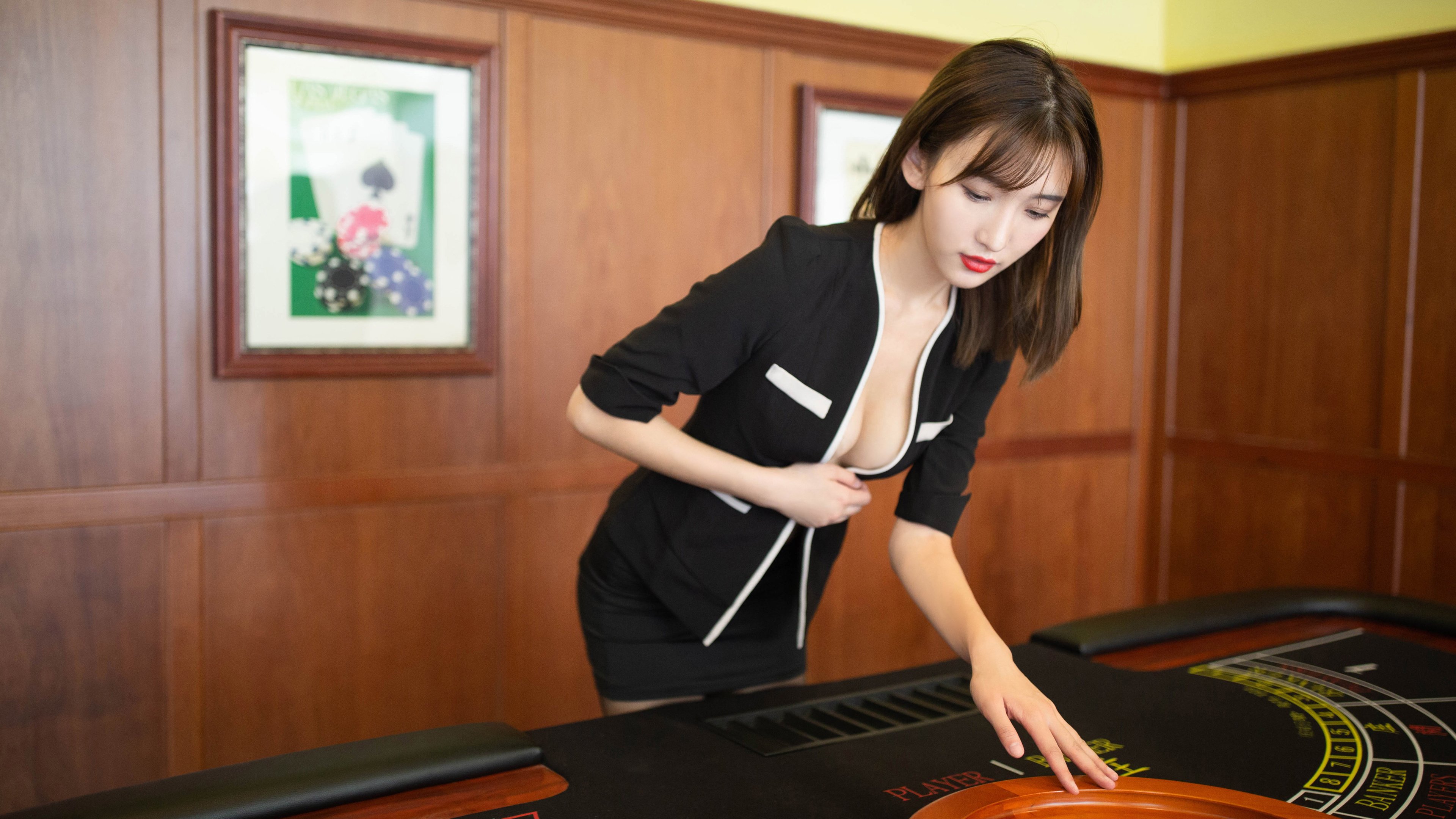 AYX官网-曼联主场-击败狼队,布鲁诺进球献助攻,曼联签下布鲁诺